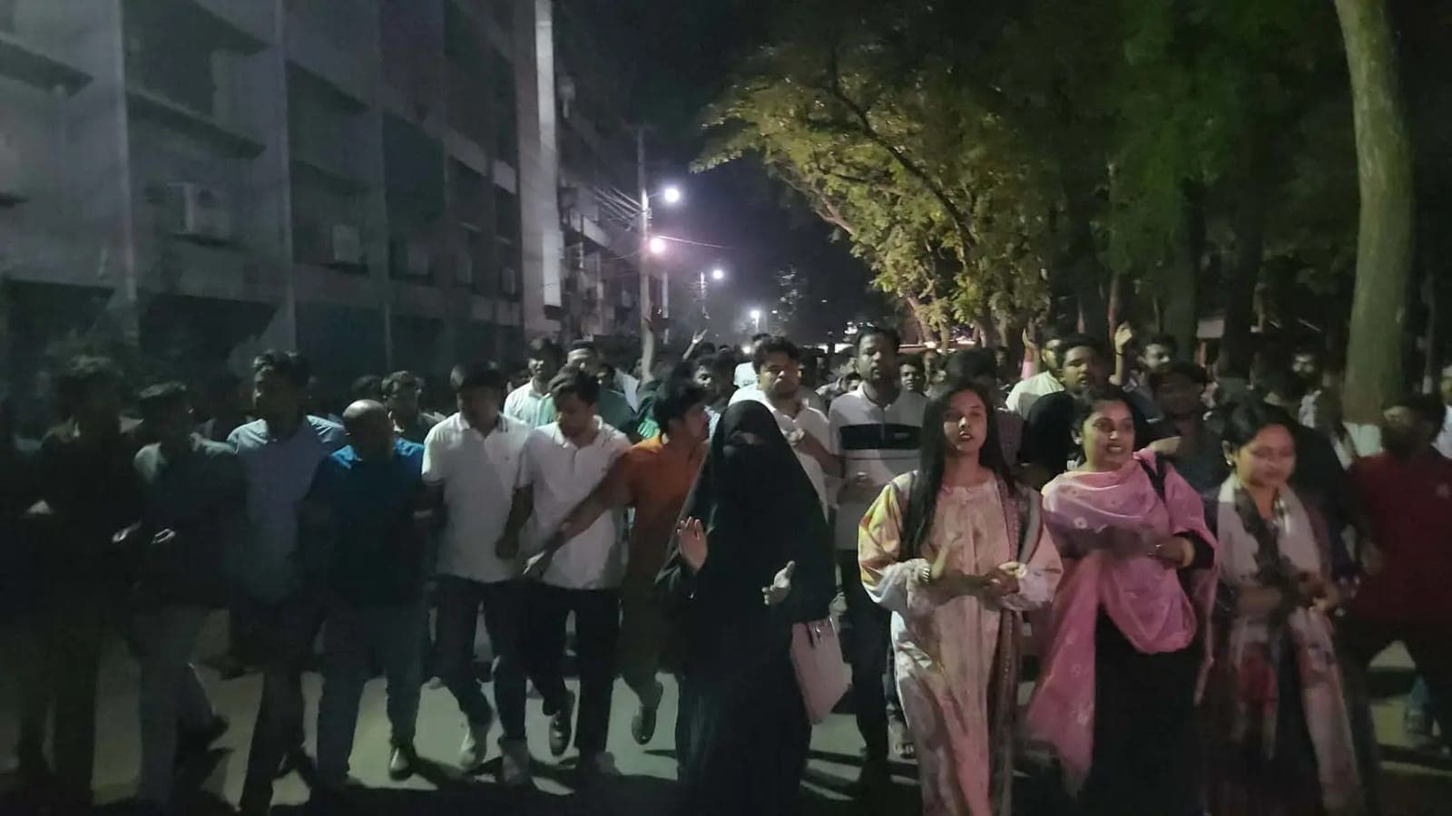 জামায়াত-শিবিরের রাজনীতি নিষিদ্ধের আহ্বান রাবি ছাত্রদল সভাপতির- খবরের থাম্বনেইল ফটো