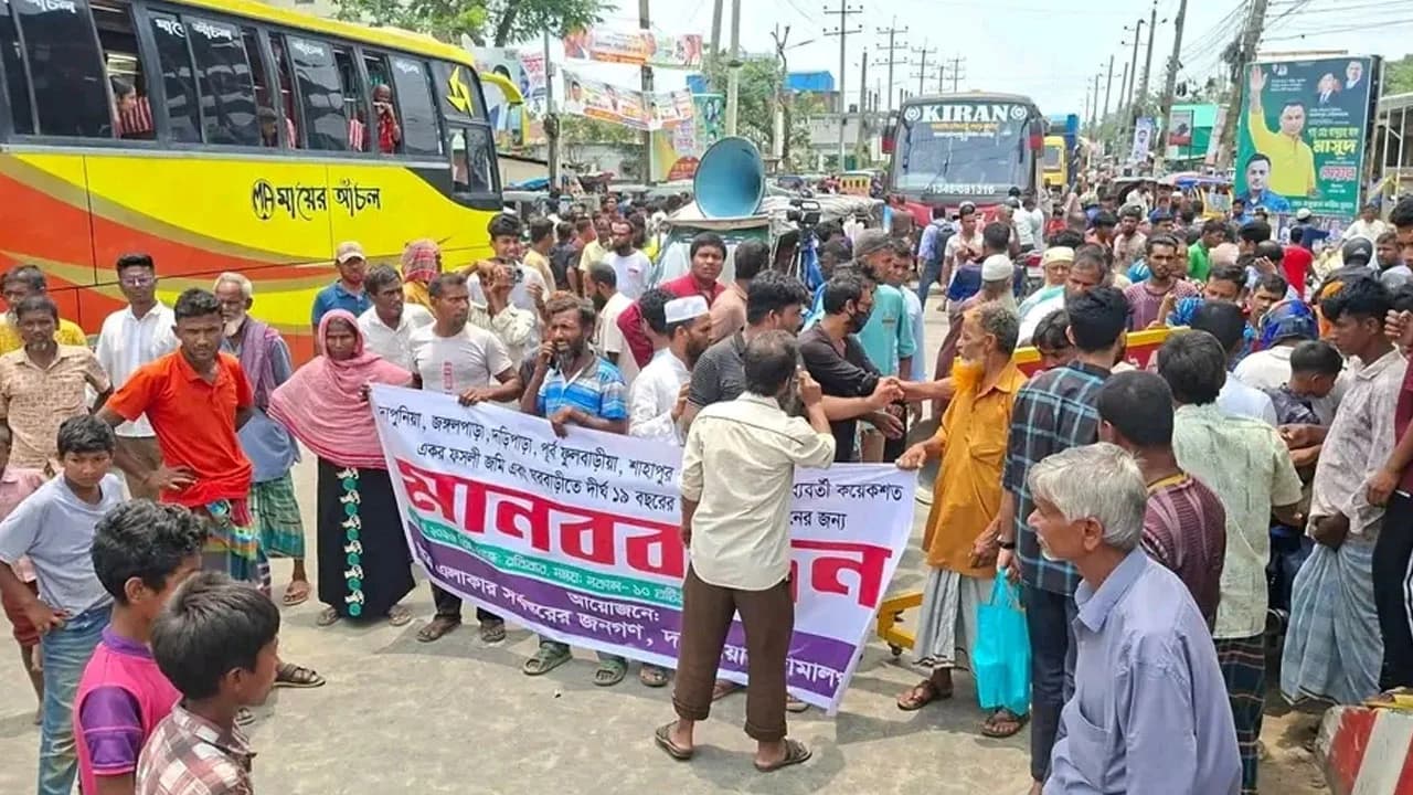 ১৯ বছরের জলাবদ্ধতা, প্রতিবাদে জামালপুর–টাঙ্গাইল মহাসড়ক অবরোধ- খবরের থাম্বনেইল ফটো