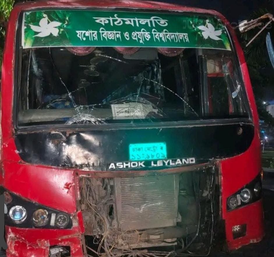 যবিপ্রবির ভাড়া নেওয়া বিআরটিসি বাস ও যাত্রীবাহী নসিমনের সংঘর্ষে নিহত এক- খবরের থাম্বনেইল ফটো