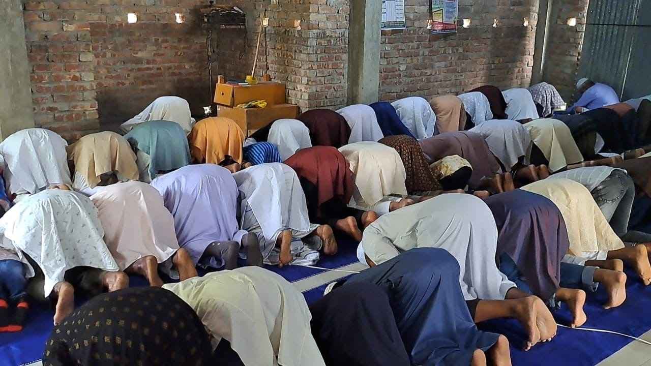 সৌদির সঙ্গে মিল রেখে সাতক্ষীরার কয়েকটি গ্রামে ঈদের জামাত- খবরের ইমেজ Image
