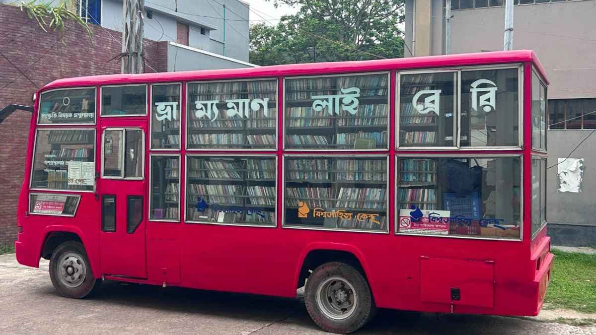 রাজশাহীতে ভ্রাম্যমাণ পাঠাগার থেকে মুজিব-হাসিনা বিষয়ক ৩০০ বই জব্দ- খবরের থাম্বনেইল ফটো