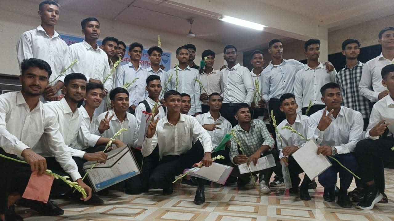 ১০১ টাকায় লক্ষ্মীপুরে পুলিশে চাকরি পেলেন ৩২ তরুণ-তরুণী- খবরের থাম্বনেইল ফটো