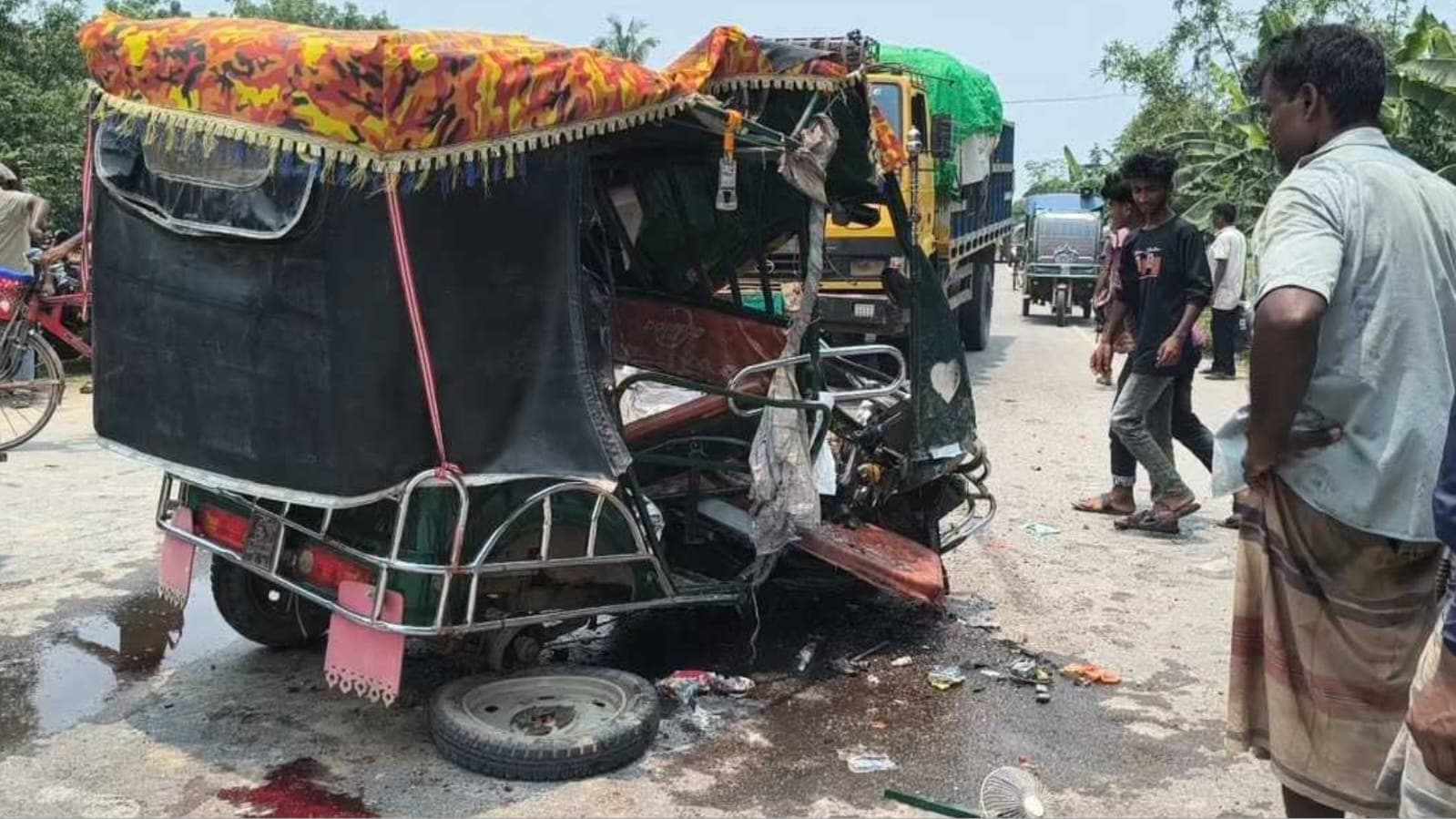মেহেরপুরে ট্রাক–ইজিবাইক মুখোমুখি সংঘর্ষ, নারী ও শিশুসহ ৪ জন আহত- খবরের ইমেজ Image