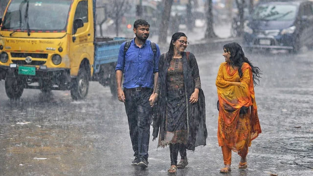 ঢাকায় ২৪ ঘণ্টায় ৪৩ মিলিমিটার বৃষ্টি, কমবে গরম- খবরের থাম্বনেইল ফটো