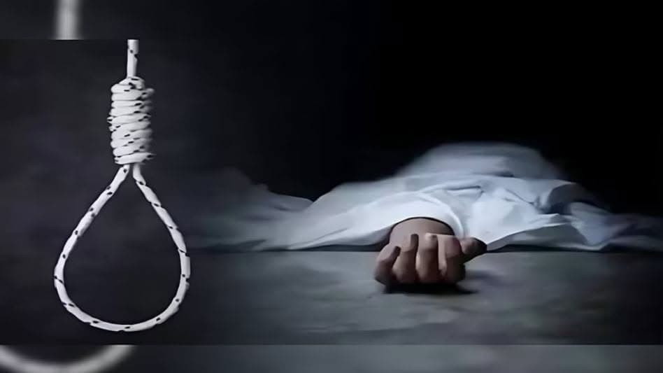 মেস থেকে পাবিপ্রবির ছাত্রীর মরদেহ উদ্ধার- খবরের থাম্বনেইল ফটো