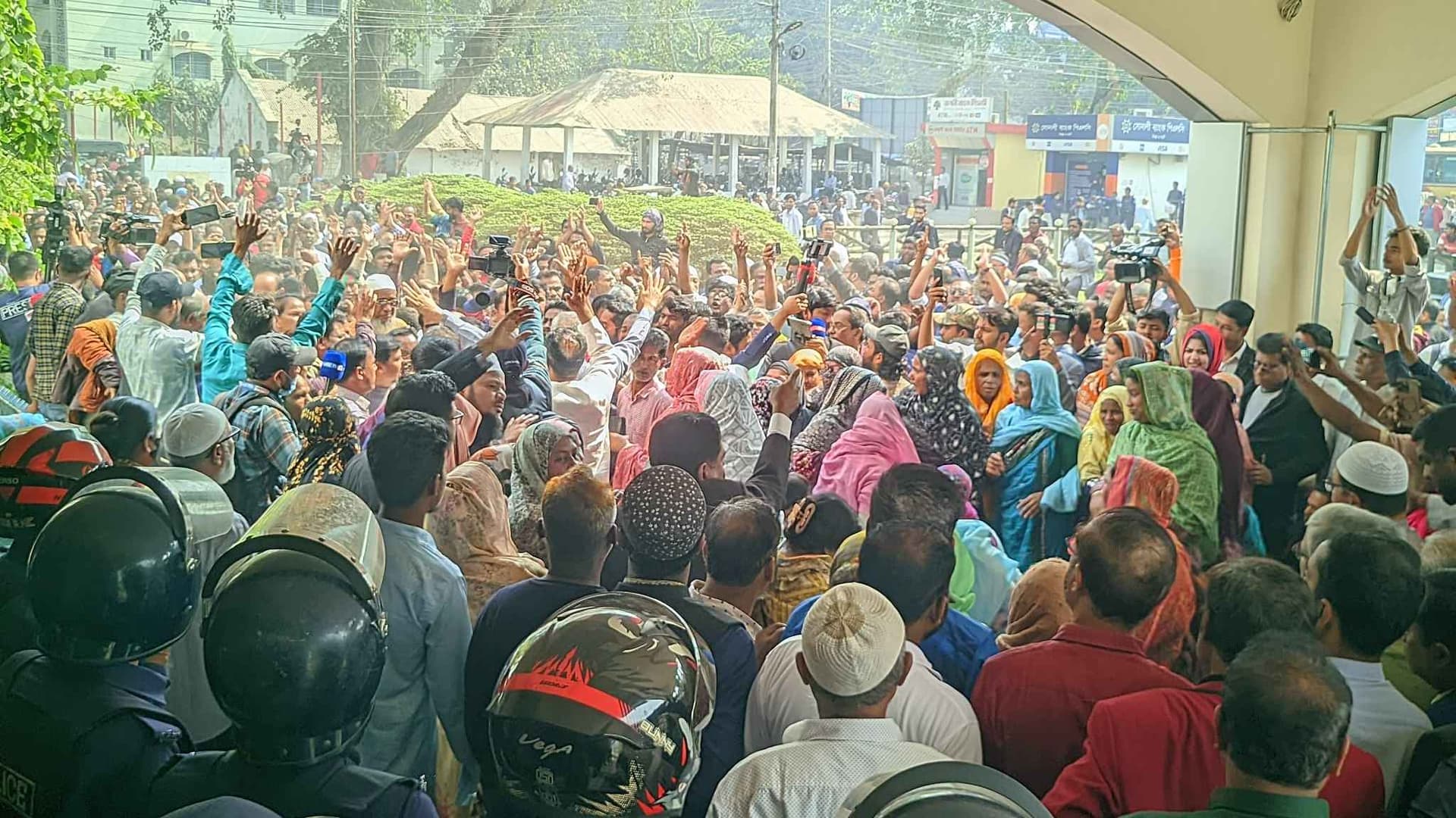 রংপুরে ভোট পুনর্গণনার দাবিতে ডিসি অফিস ঘেরাও- খবরের থাম্বনেইল ফটো