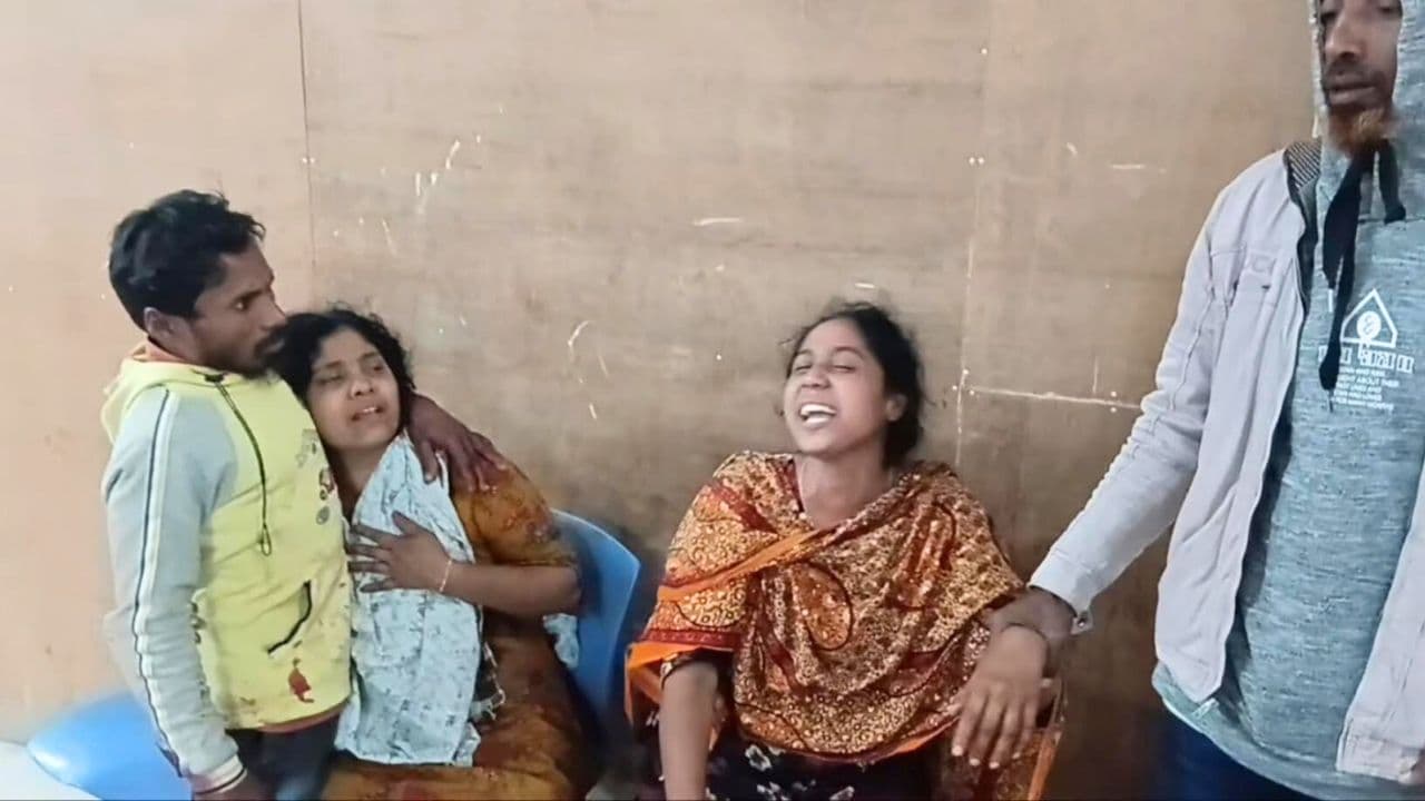 ভোলায় নিজ বাড়ির সামনে বৃদ্ধকে কুপিয়ে হত্যা- খবরের থাম্বনেইল ফটো