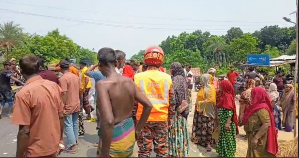 মেহেরপুরের গাংনীতে সড়ক দুর্ঘটনায় স্বামী-স্ত্রী ও সন্তানসহ আহত ৭- খবরের থাম্বনেইল ফটো