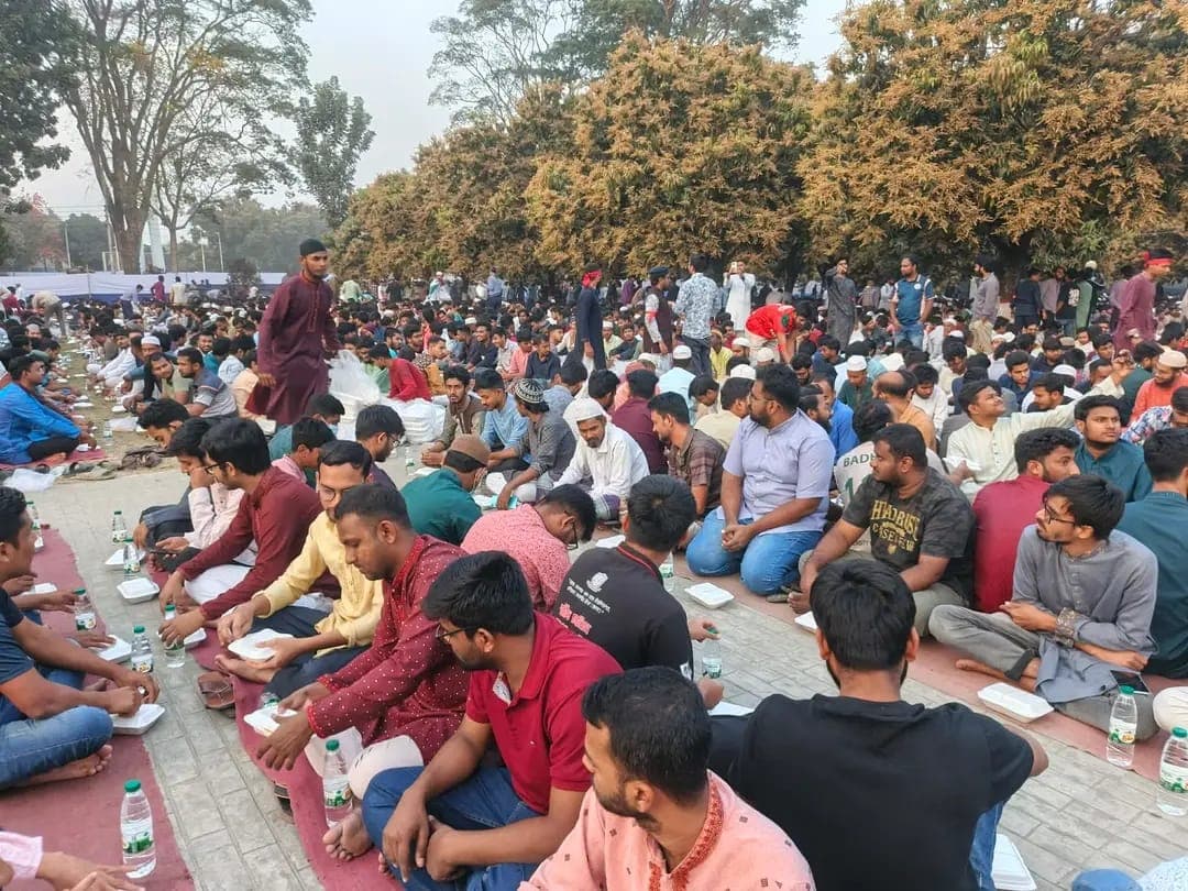একযোগে প্রায় ১৬ হাজার শিক্ষার্থীকে ইফতার করালো রাজশাহী বিশ্ববিদ্যালয় প্রশাসন - খবরের থাম্বনেইল ফটো
