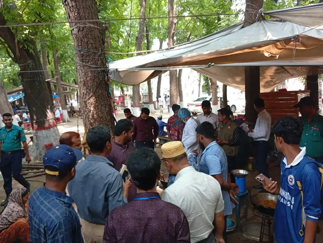 রাবিতে ভ্রাম্যমাণ নিরাপদ খাদ্য অভিযান ও জরিমানা- খবরের ইমেজ Image