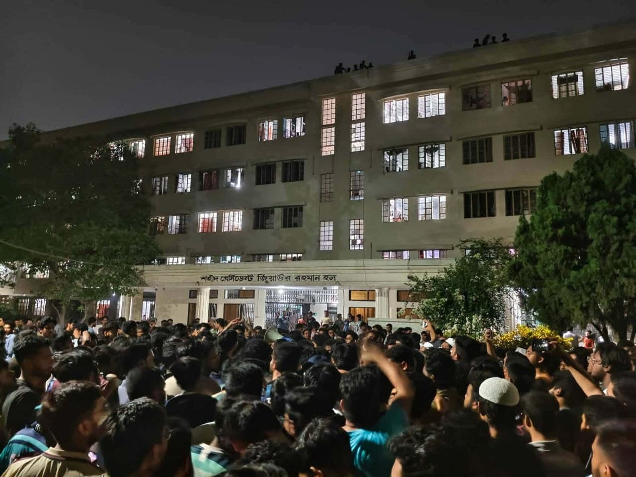 রুয়েটে ছাত্র রাজনীতি ইস্যুতে উত্তেজনা, শিক্ষার্থীদের মুখোমুখি অবস্থান- খবরের ইমেজ Image