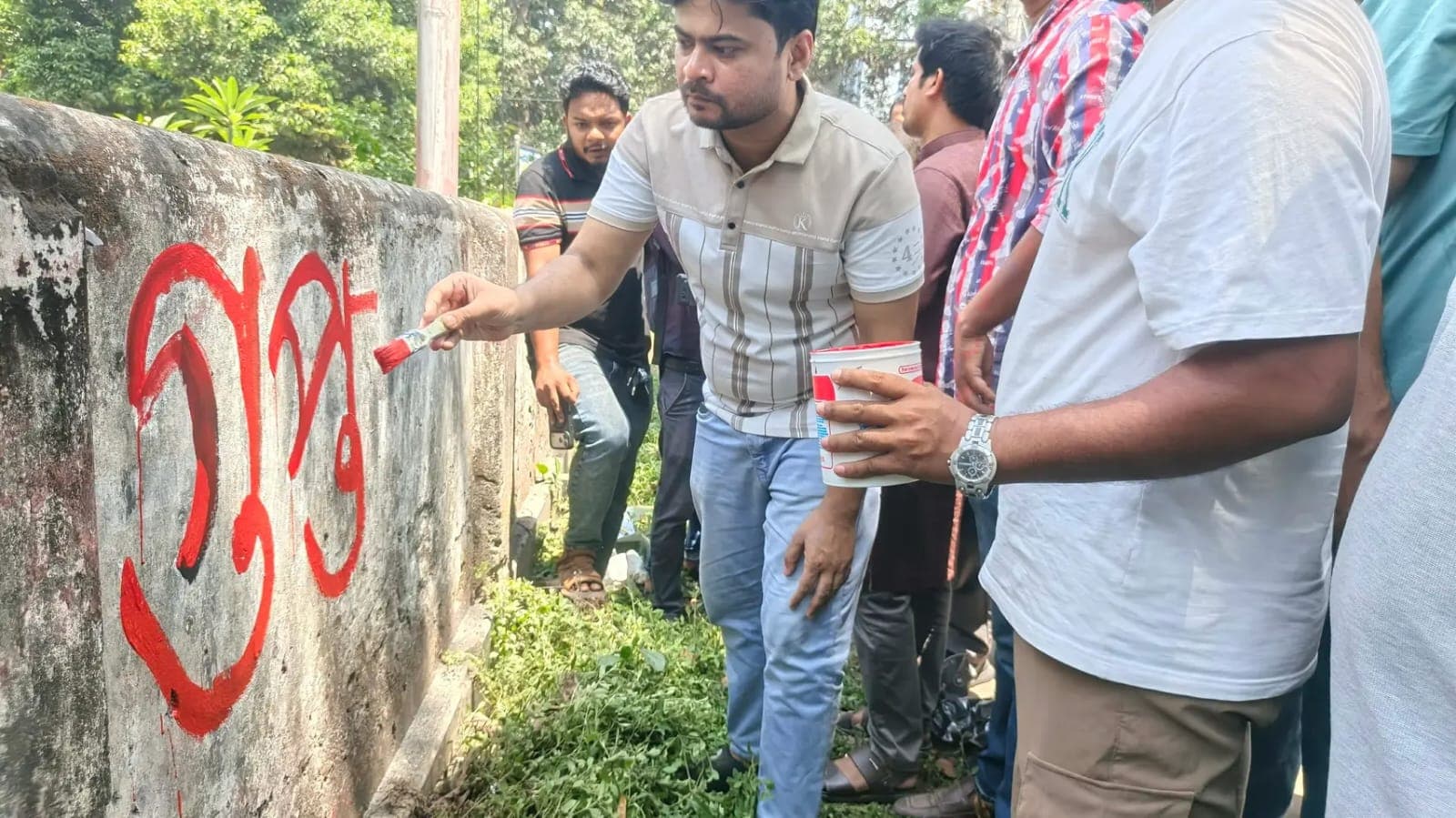 শিবিরেরকে ‘গুপ্ত' আখ্যা দিয়ে নিষিদ্ধের দাবিতে ক্যাম্পাসে রাবি ছাত্রদলের দেয়াল লিখন - খবরের থাম্বনেইল ফটো