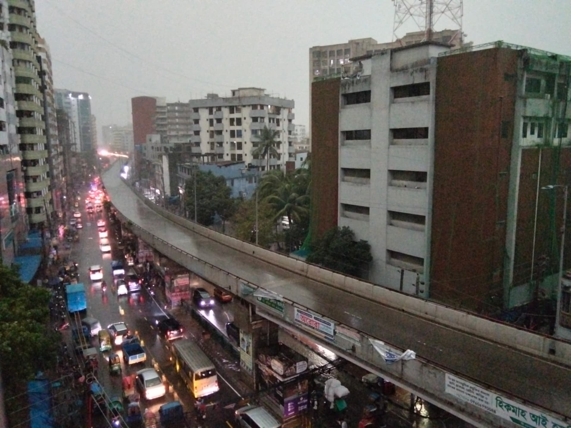 মেঘের আড্ডা শেষে রাজধানীতে শুরু ঝুম বৃষ্টি- খবরের থাম্বনেইল ফটো