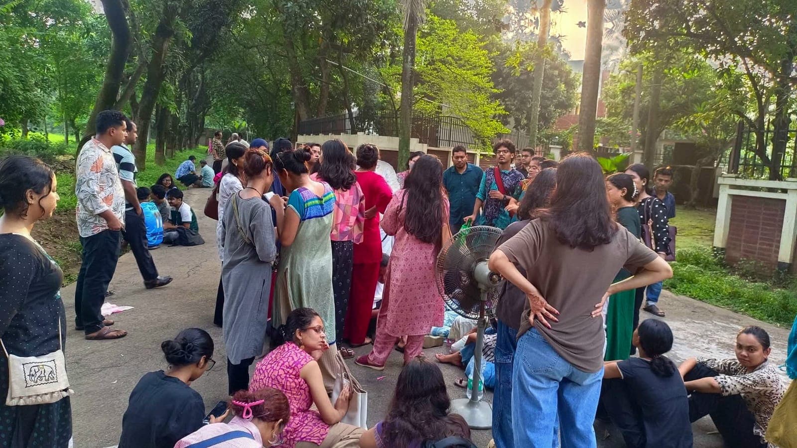 ৪৮ ঘণ্টার আল্টিমেটাম শেষে প্রক্টরের পদত্যাগের দাবিতে ফের উত্তাল জাবি- খবরের থাম্বনেইল ফটো