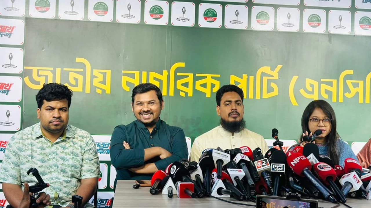 তেলের দাম বৃদ্ধির পর লাইনে ভিড় কমে যাওয়া নিয়ে প্রশ্ন তুললেন আখতার হোসেন- খবরের থাম্বনেইল ফটো