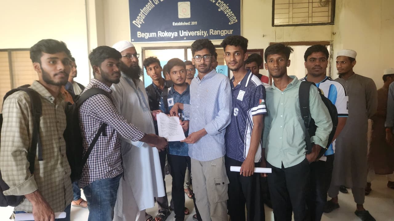 শিক্ষার্থীদের কাছ থেকে অতিরিক্ত ফি নেওয়ার অভিযোগ, স্মারকলিপি জমা- খবরের থাম্বনেইল ফটো