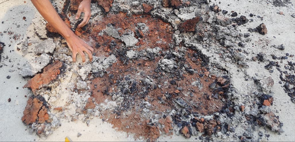 যবিপ্রবিতে রাস্তা নির্মাণে অনিয়মের অভিযোগ, হাত দিলেই উঠে যাচ্ছে পিচ- খবরের থাম্বনেইল ফটো