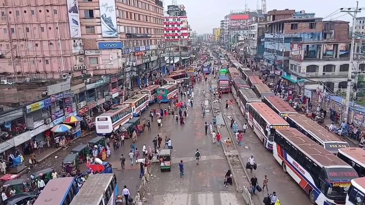 গাজীপুরে ঈদযাত্রায় শ্রমজীবীসহ ঘরমুখী মানুষের ঢল- খবরের ইমেজ Image