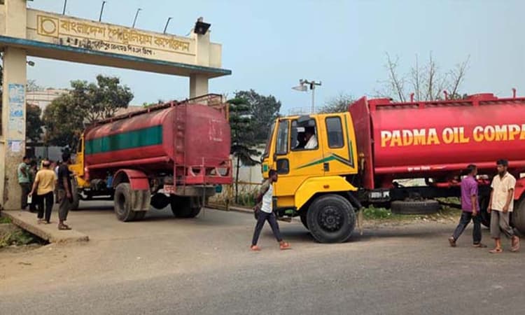 ভারত থেকে এলো আরো ৮ হাজার মেট্রিক টন ডিজেল- খবরের থাম্বনেইল ফটো