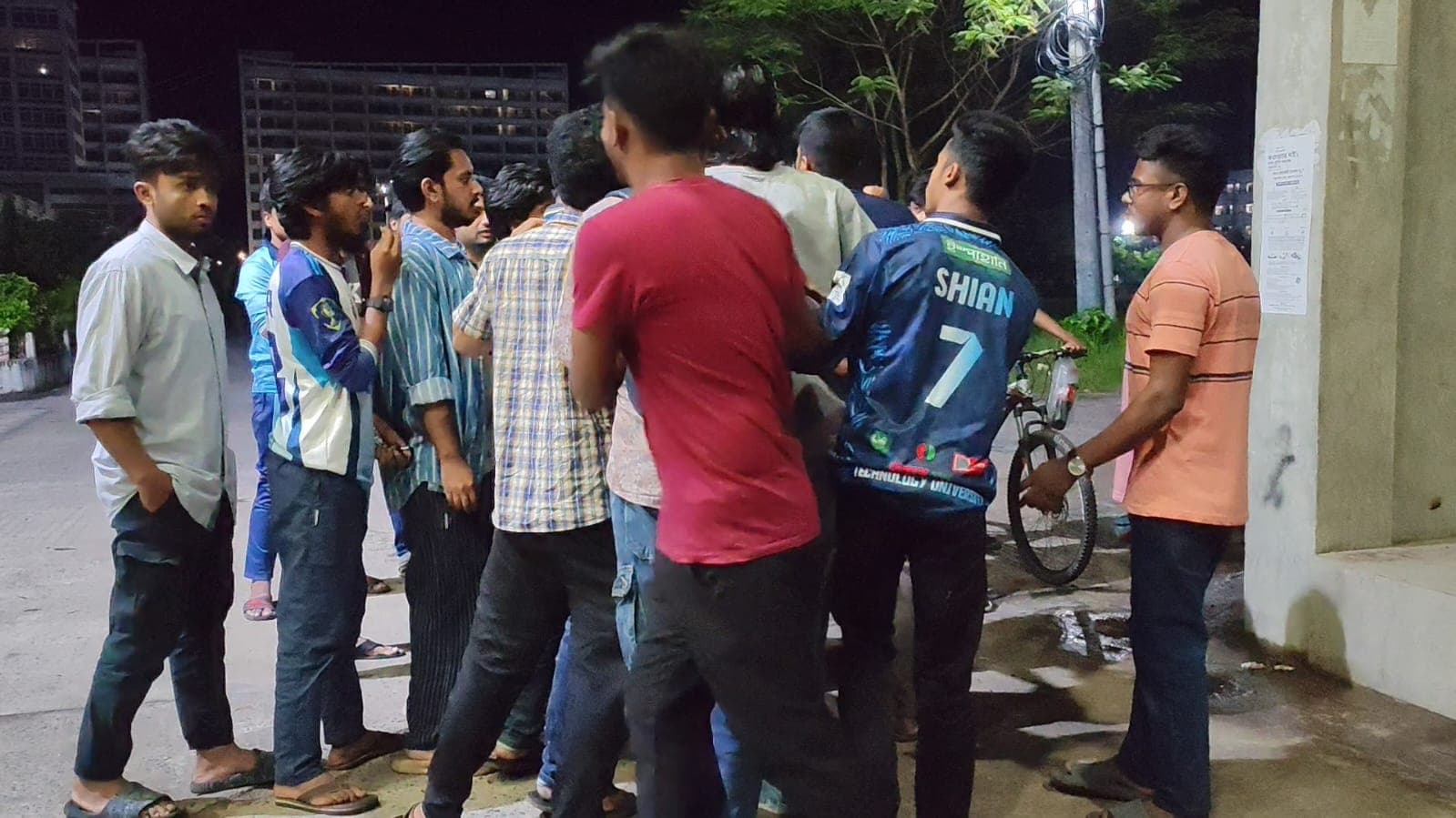 পাবিপ্রবিতে আবারও সিনিয়র-জুনিয়রদের মধ্যে হাতাহাতি- খবরের থাম্বনেইল ফটো