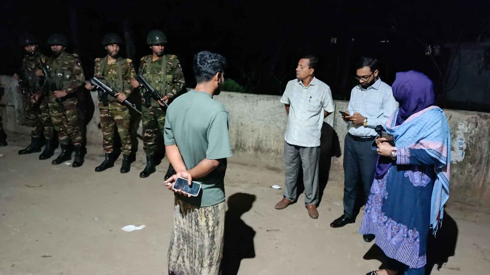 কুমিল্লায় অবৈধ মাটি কাটার ঘটনায় সেনা ও প্রশাসনের যৌথ অভিযান- খবরের ইমেজ Image