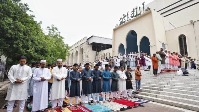 জাতীয় ঈদগাহে সকাল সাড়ে ৭টায়, বায়তুল মোকাররমে শুরু ৭ টায়- খবরের থাম্বনেইল ফটো