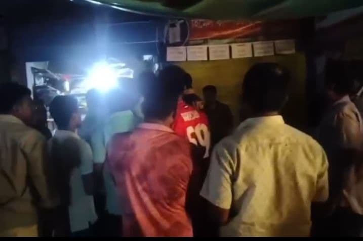 ফটোকপির দাম চাওয়াকে কেন্দ্র করে রাবিতে দোকানির ওপর ছাত্রদল নেতার হামলা- খবরের ইমেজ Image