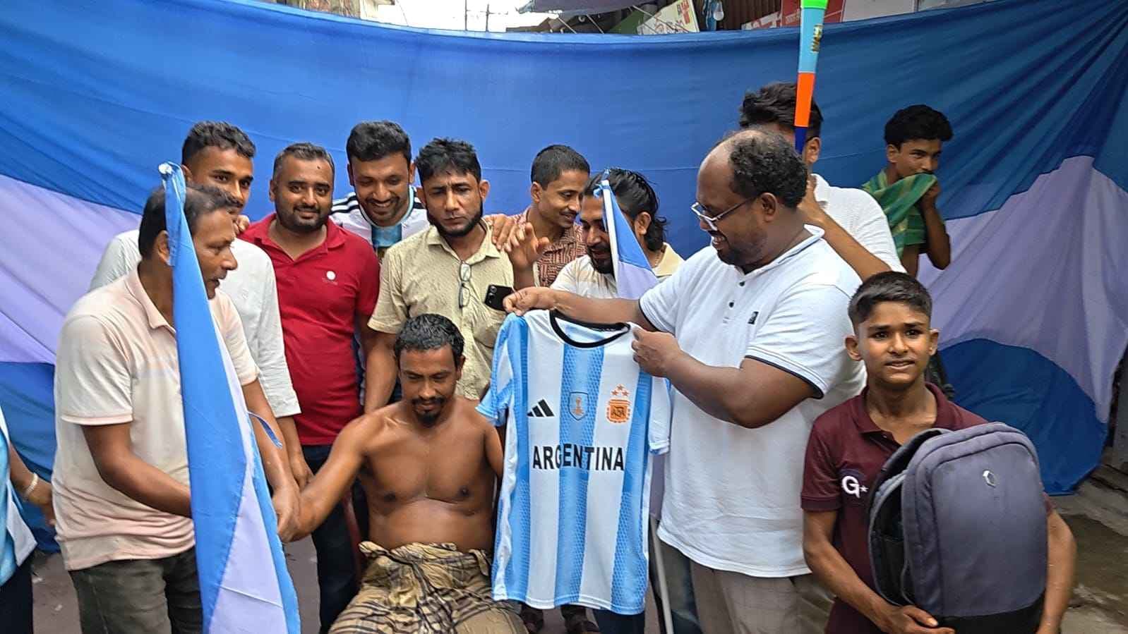 দুধ ও ডাবের পানি দিয়ে গোসল করে ব্রাজিল থেকে আর্জেন্টিনায় যোগদান- খবরের থাম্বনেইল ফটো