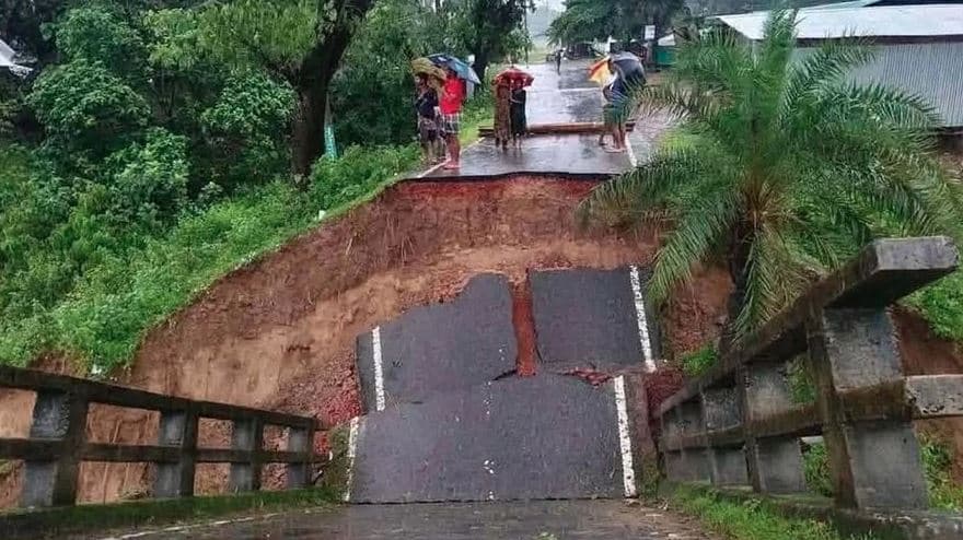 প্রবল স্রোতে সেতু ধসে বান্দরবান-রাঙামাটি সড়ক যোগাযোগ বিচ্ছিন্ন- খবরের থাম্বনেইল ফটো