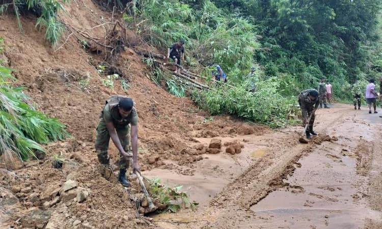 বান্দরবানে সড়ক যোগাযোগ সচল রাখতে সেনাবাহিনীর নিরলস প্রচেষ্টা- খবরের ইমেজ Image