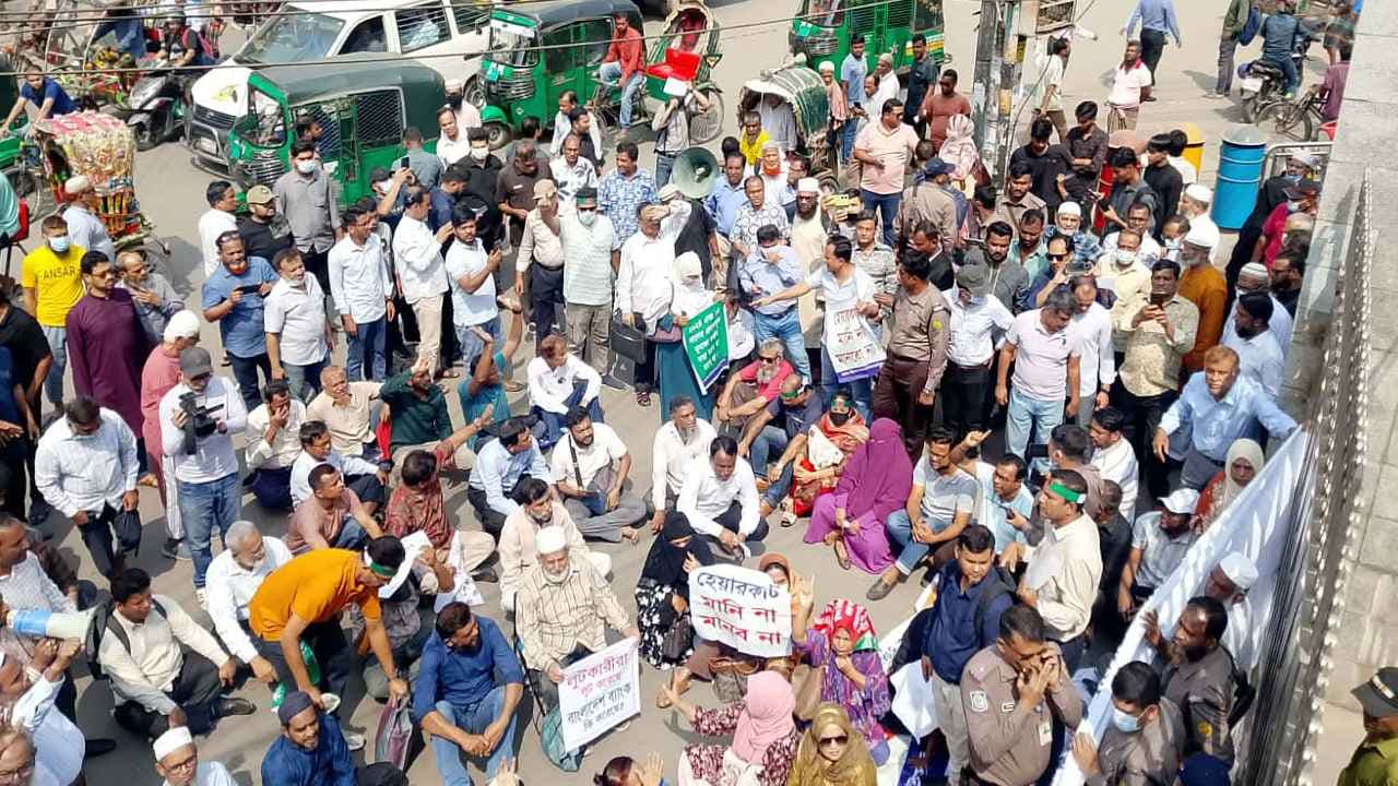 বাংলাদেশ ব্যাংকের সামনে আমানতকারীদের অবস্থান, ঘেরাও কর্মসূচির হুঁশিয়ার- খবরের থাম্বনেইল ফটো