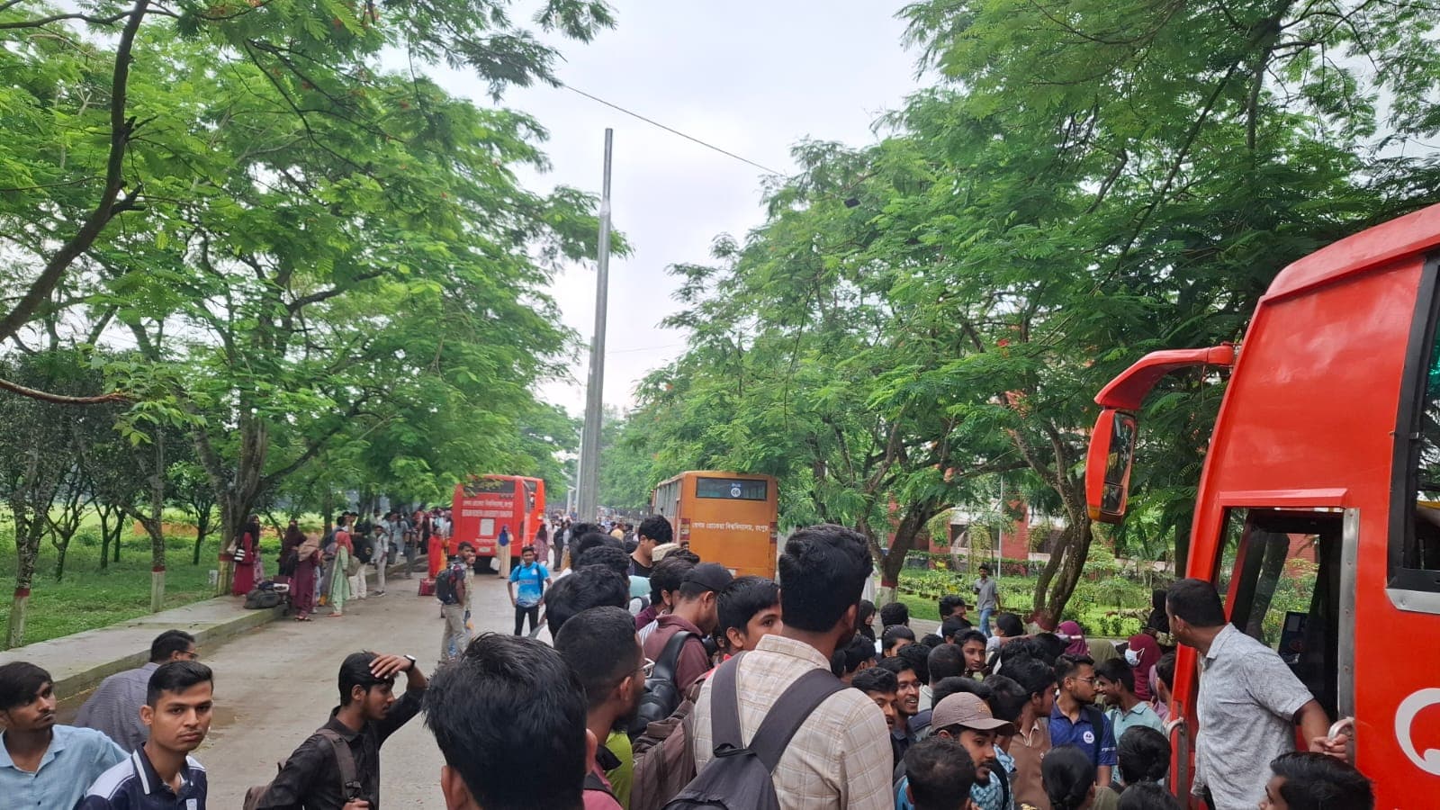 ছাত্রদলের আবেদনে ঈদে শিক্ষার্থীদের জন্য বাস দিল বেরোবি প্রশাসন, উচ্ছ্বসিত শিক্ষার্থীরা- খবরের ইমেজ Image