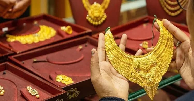 দেশে স্বর্ণের দামে বড় পতন, ভরিতে কমল ৫৪৮২ টাকা- খবরের ইমেজ Image