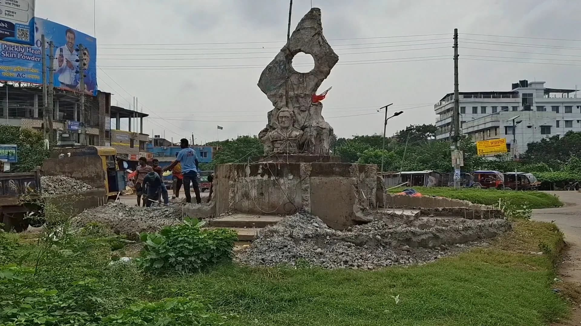 ঝিনাইদহে বীরশ্রেষ্ঠ হামিদুরের ভাস্কর্য প্রতিস্থাপনের উদ্যোগ, চূড়ান্ত সিদ্ধান্ত আগামীকাল - খবরের থাম্বনেইল ফটো