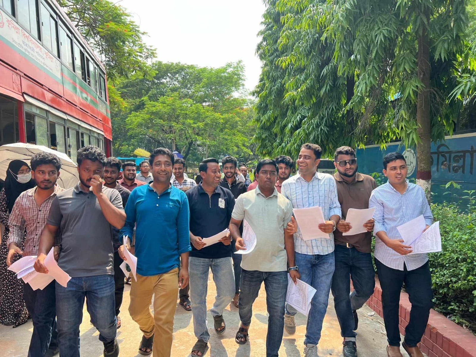 জুলাই সনদ বাস্তবায়নে অঙ্গীকারবদ্ধ বিএনপি, কুবি ছাত্রদলের লিফলেট বিতরণ- খবরের থাম্বনেইল ফটো