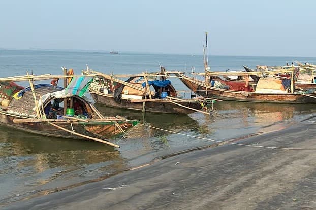 ডিজেলসংকটে নৌকা চলাচল বন্ধ, বিপাকে শরীয়তপুরের হাজারো জেলে- খবরের থাম্বনেইল ফটো