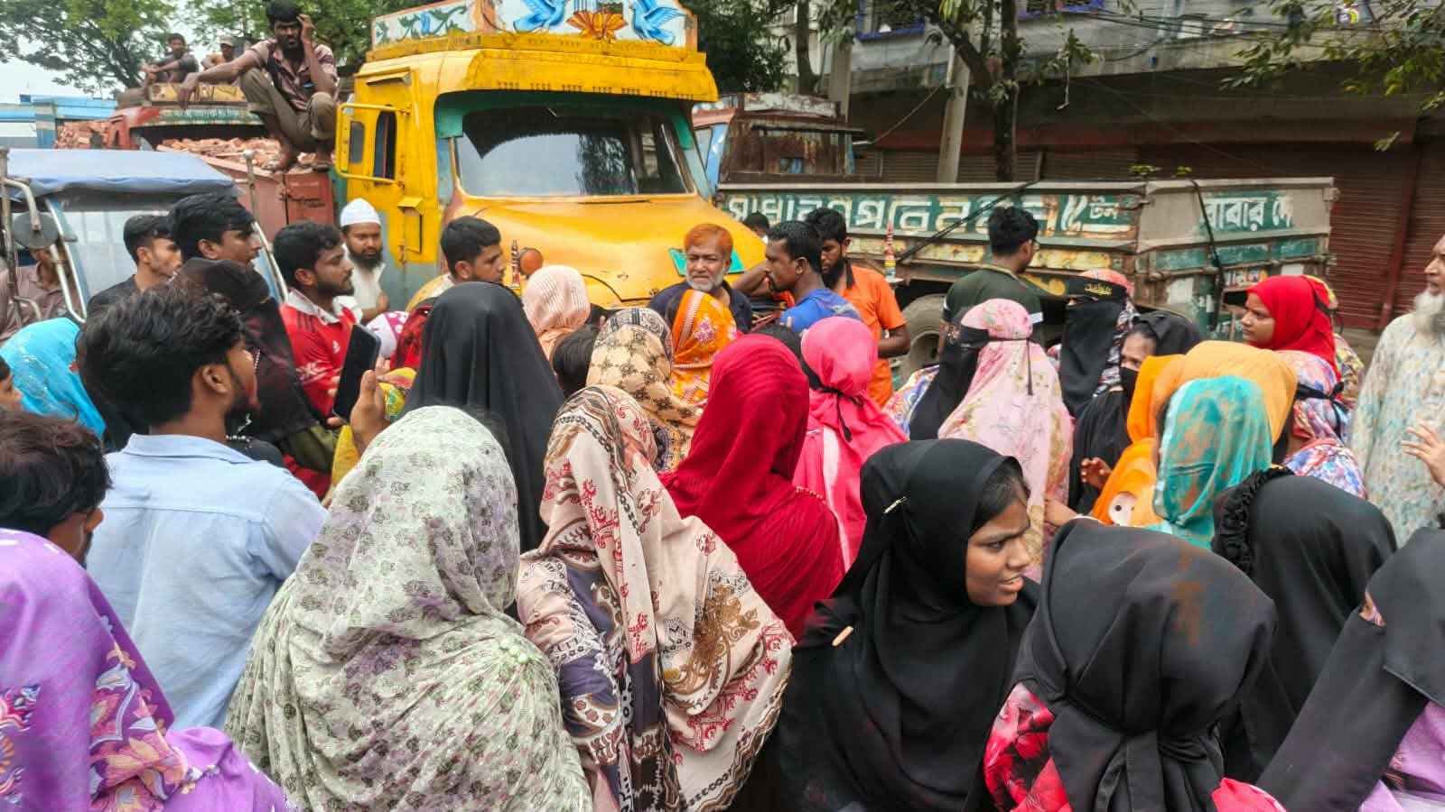 ফতুল্লায় গার্মেন্টসে বয়লার বিস্ফোরণ, আহত ১০, সড়ক অবরোধ- খবরের থাম্বনেইল ফটো