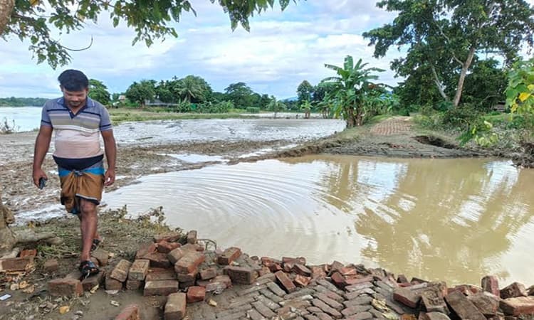 বরকলে বন্যার পানি কমতে থাকায় বাড়িঘরে ফিরছেন বানভাসি মানুষ - খবরের থাম্বনেইল ফটো