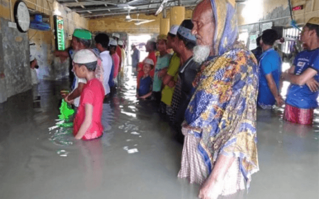 জেনে নিন বন্যায় নামাজ পড়বেন যেভাবে- খবরের থাম্বনেইল ফটো