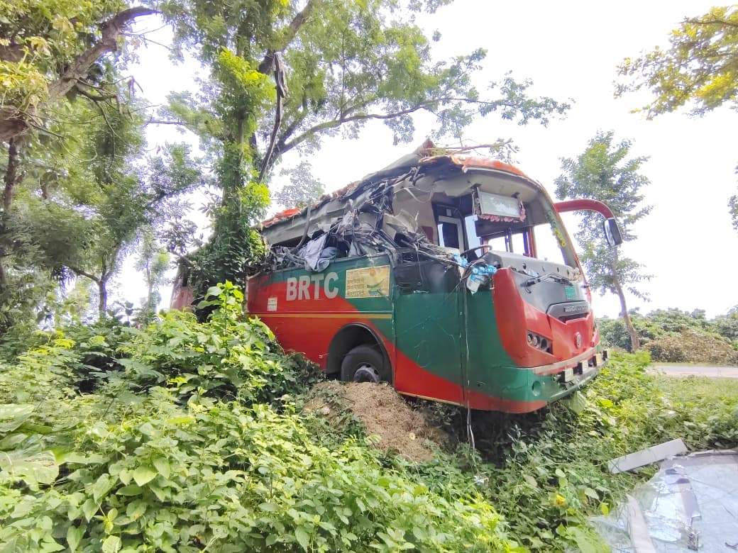 মেহেরপুর শহরের উপকণ্ঠে সড়ক দুর্ঘটনা, আহত বিআরটিসি চালক- খবরের ইমেজ Image