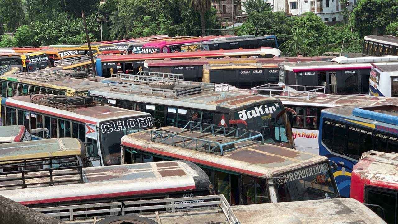 রাজশাহীতে শ্রমিক বিরোধে সব রুটে বাস চলাচল বন্ধ, যাত্রী দুর্ভোগ চরমে- খবরের থাম্বনেইল ফটো
