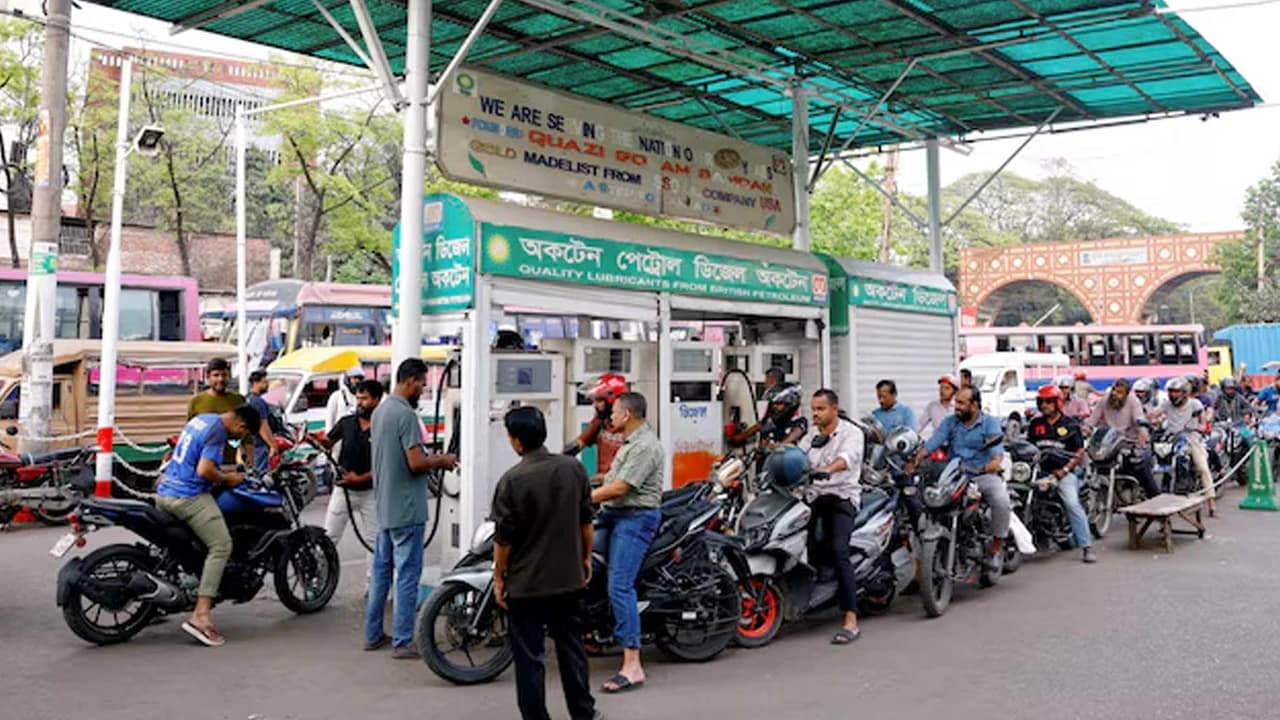 রাজধানীতে তেলের তীব্র সংকট, কিছু পাম্পে উপচে পড়া ভিড়- খবরের থাম্বনেইল ফটো