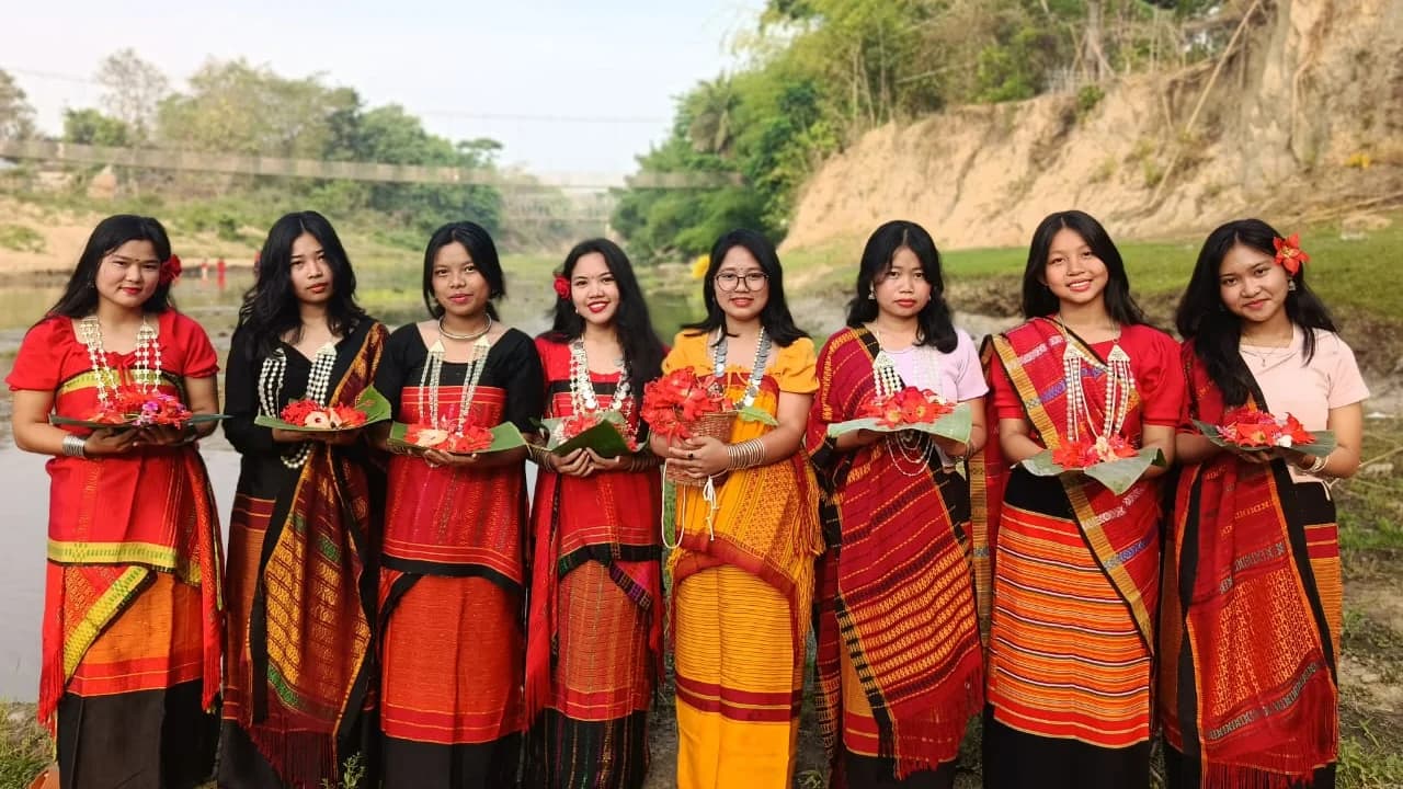 নদীতে ফুল নিবেদনের মধ্য দিয়ে তঞ্চঙ্গ্যা সম্প্রদায়ের বিষু উদযাপন- খবরের থাম্বনেইল ফটো
