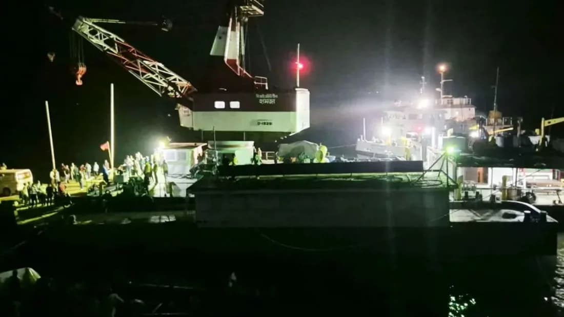 দৌলতদিয়া ফেরি ঘাটে ৪০ যাত্রী নিয়ে যাত্রীবাহী বাস পদ্মা নদীতে পড়ে গেছে, জীবিত উদ্ধার ১১- খবরের ইমেজ Image