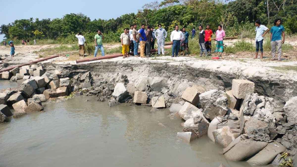 ড্রেজার দিয়ে অবৈধভাবে বালু উত্তোলন, হুমকিতে হাইমচর নদী রক্ষা বাঁধ- খবরের ইমেজ Image