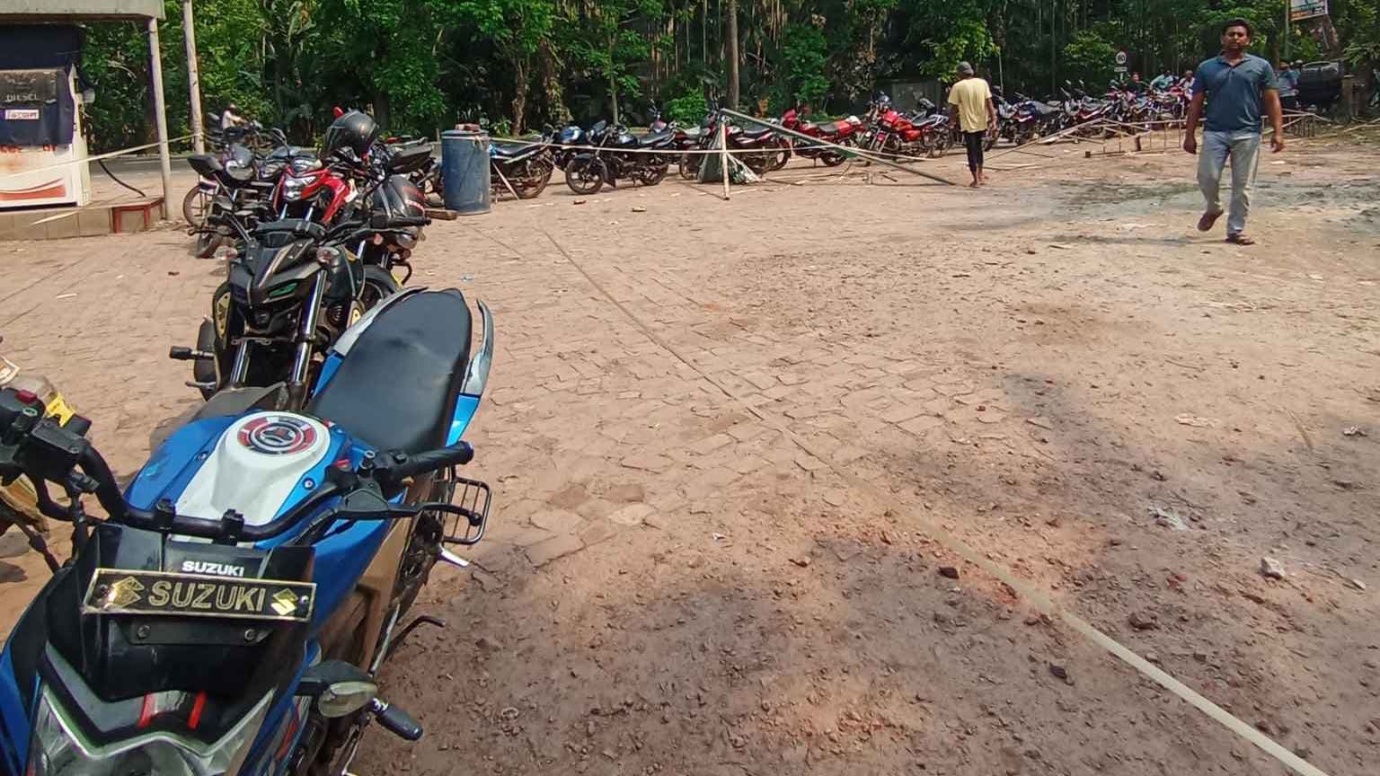 যশোরে তেলের পাম্পে মোটরসাইকেলের দীর্ঘ লাইন- খবরের ইমেজ Image