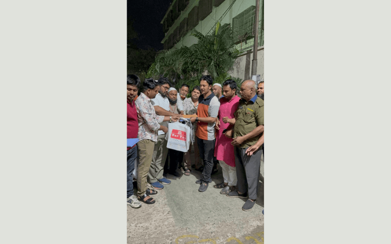 জবি ছাত্রদলের উদ্যোগে কর্মচারীদের মাঝে ঈদ উপহার ও নগদ অর্থ বিতরণ- খবরের থাম্বনেইল ফটো