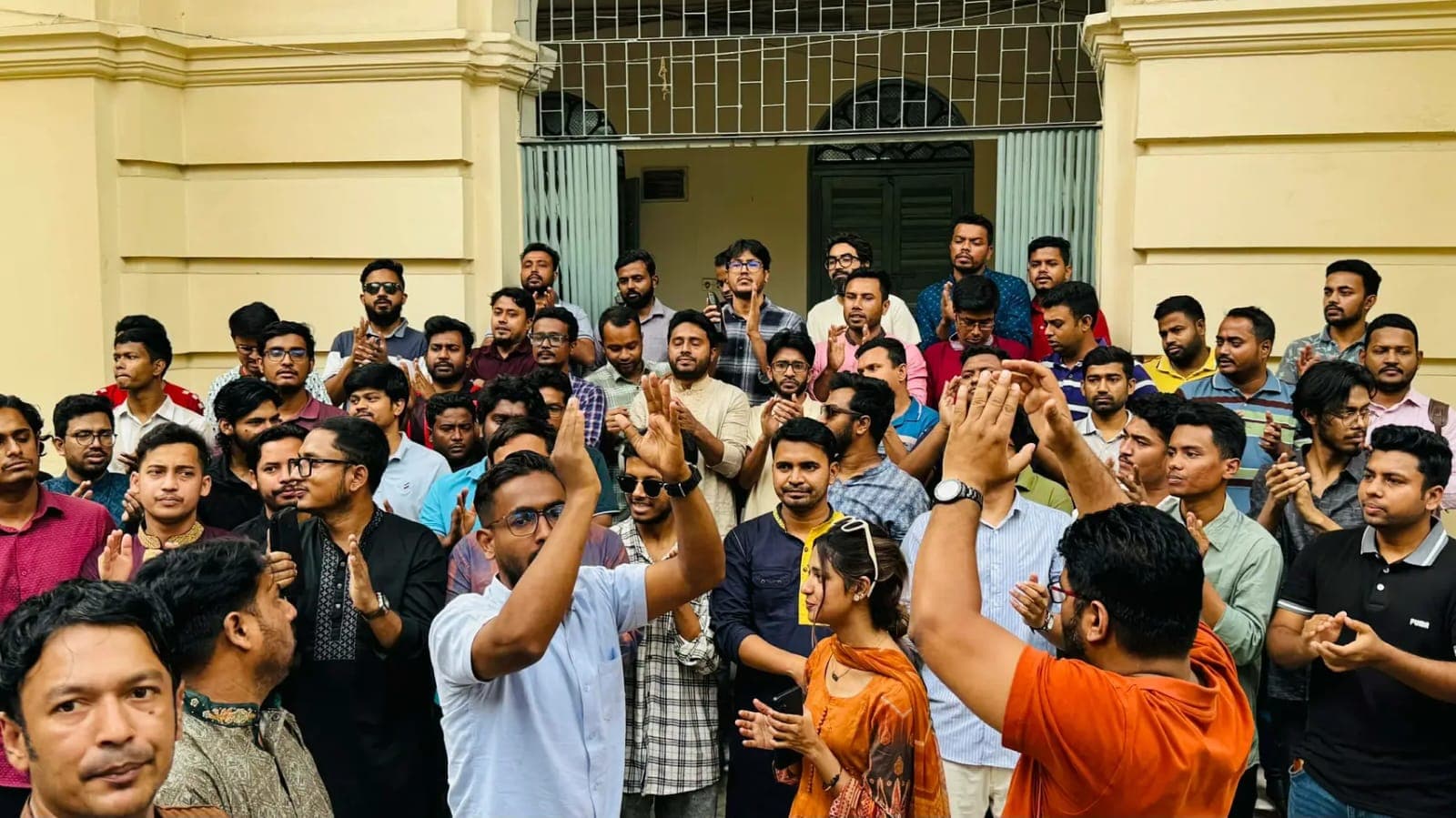 জবি ভিসি প্রক্টর পদত্যাগ চেয়ে জবি ছাত্রদলের ভিসি ভবন ঘেরাও- খবরের থাম্বনেইল ফটো