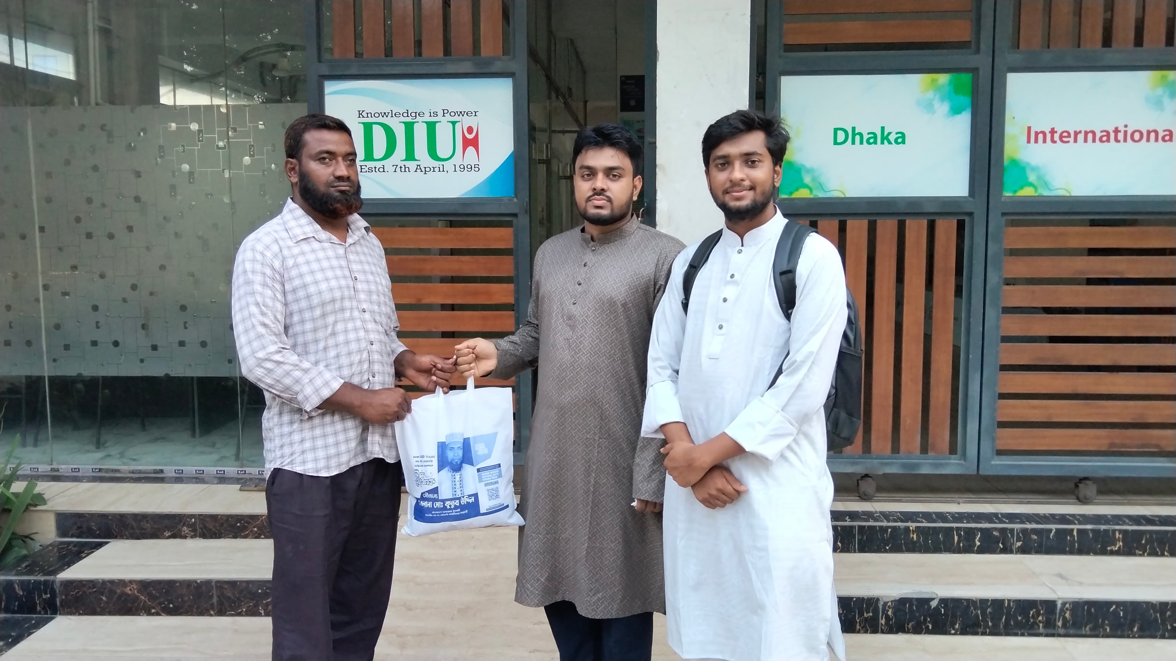 ডিআইইউ ক্যাম্পাসে কোরবানির গোশত বিতরণ করল ছাত্রশিবির- খবরের ইমেজ Image