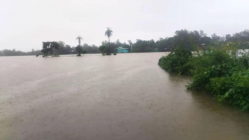 বন্যায় চট্টগ্রামে ৩৪৪ শিক্ষাপ্রতিষ্ঠান, প্রায় ৮০ হাজার ঘরবাড়ি ক্ষতিগ্রস্ত- খবরের ইমেজ Image